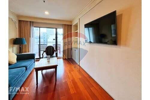 Nice 2beds unit with the park view in a quiet soi.