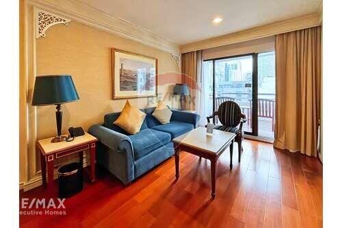 Nice 2beds unit with the park view in a quiet soi.