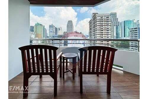 Nice 2beds unit with the park view in a quiet soi.