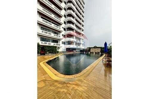 Nice 2beds unit with the park view in a quiet soi.