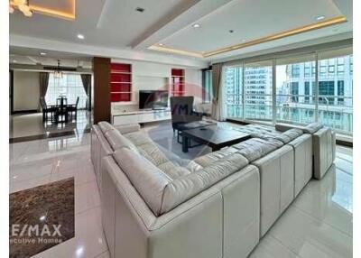 Fully Furnitured PET FRIENDLY Condo not far from BTS "Phromphong".