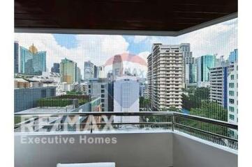 Nice 2beds unit with the park view in a quiet soi.