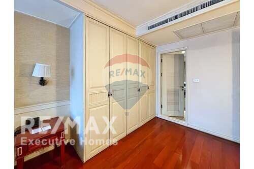 Nice 2beds unit with the park view in a quiet soi.