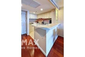 Nice 2beds unit with the park view in a quiet soi.