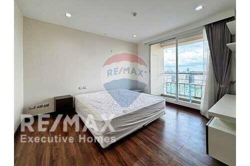 Fully Furnitured PET FRIENDLY Condo not far from BTS "Phromphong".