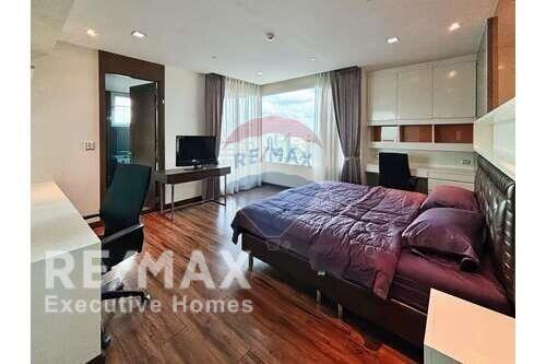 Fully Furnitured PET FRIENDLY Condo not far from BTS "Phromphong".