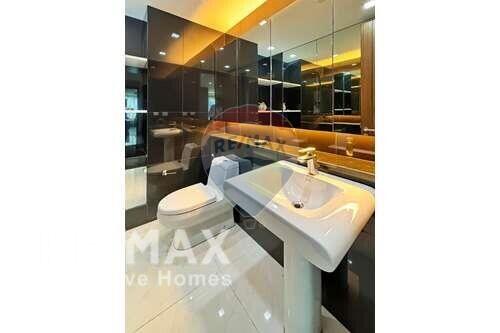 Fully Furnitured PET FRIENDLY Condo not far from BTS "Phromphong".