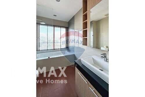 Fully Furnitured Pet Friendly Condo not far from BTS "Thong Lor".