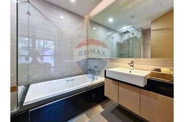 Fully Furnitured  pet friendly condo / BTS "Phrom Phong".