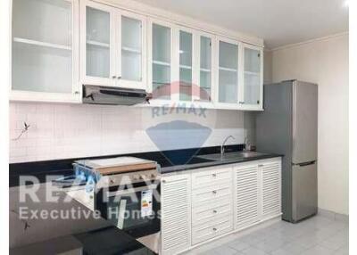 Spacious unit in the heart of Asok.