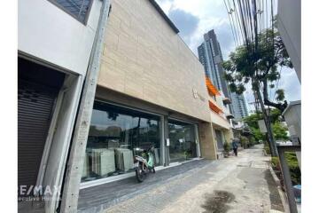 Spacious Commercial Building for Rent with 2 Double Rooms