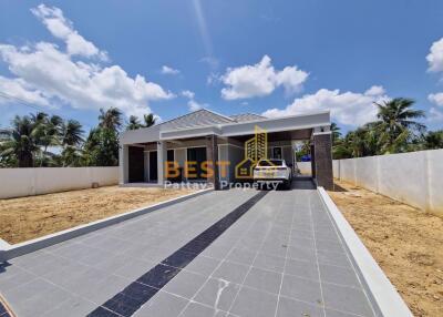 3 Bedrooms Villa / Single House Huay Yai H011779