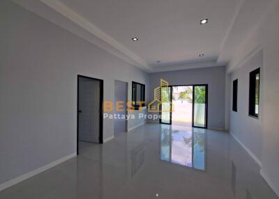 3 Bedrooms Villa / Single House Huay Yai H011779