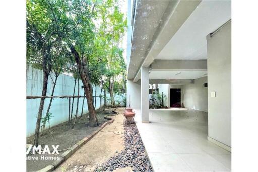 Modern house 3+1 bedrooms with pool in private compound  Sukhumvit 63 near BTS Ekamai.