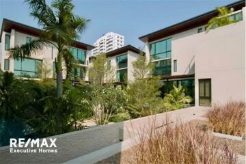 Modern house 3+1 bedrooms with pool in private compound  Sukhumvit 63 near BTS Ekamai.