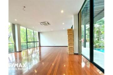 Modern house 3+1 bedrooms with pool in private compound  Sukhumvit 63 near BTS Ekamai.