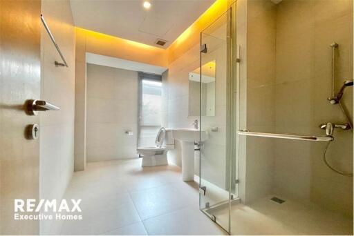 Modern house 3+1 bedrooms with pool in private compound  Sukhumvit 63 near BTS Ekamai.