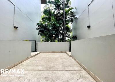 Modern house 3+1 bedrooms with pool in private compound  Sukhumvit 63 near BTS Ekamai.