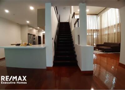 For rent pet friendly house 4 bedrooms in Sukhumvit 24 just a short walk to Park