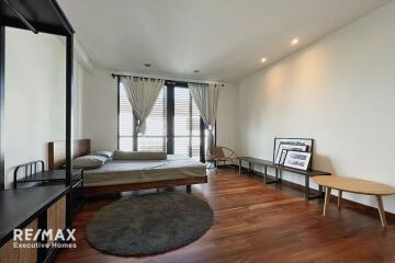 Luxurious townhouse in Sukhumvit 65, recently renovated and prime location.