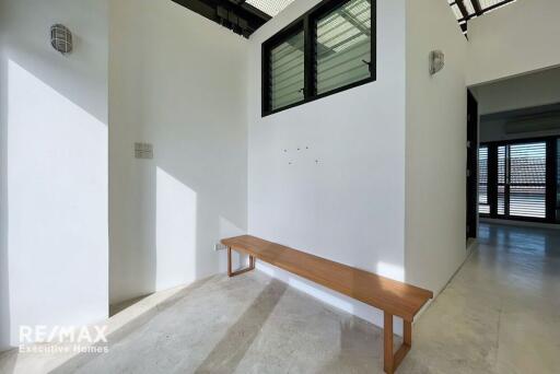 Luxurious townhouse in Sukhumvit 65, recently renovated and prime location.