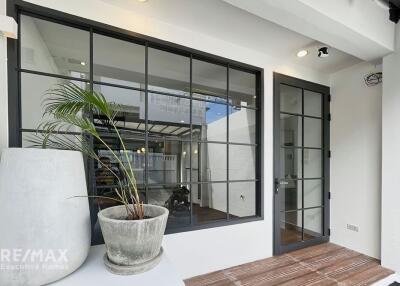 Luxurious townhouse in Sukhumvit 65, recently renovated and prime location.