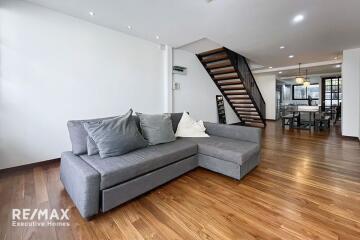 Luxurious townhouse in Sukhumvit 65, recently renovated and prime location.