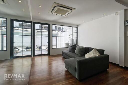 Luxurious townhouse in Sukhumvit 65, recently renovated and prime location.