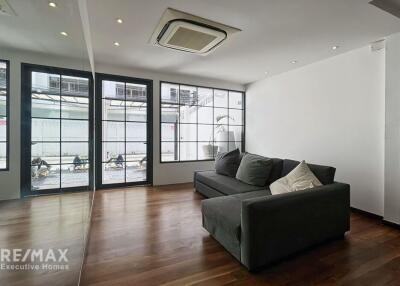 Luxurious townhouse in Sukhumvit 65, recently renovated and prime location.