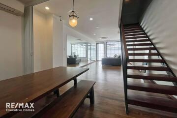 Luxurious townhouse in Sukhumvit 65, recently renovated and prime location.