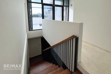 Luxurious townhouse in Sukhumvit 65, recently renovated and prime location.