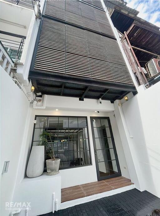 Luxurious townhouse in Sukhumvit 65, recently renovated and prime location.