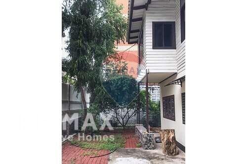Spacious and Stylish 3+1 Bedroom House for Sale in Sathorn - Your Dream Home Awaits!