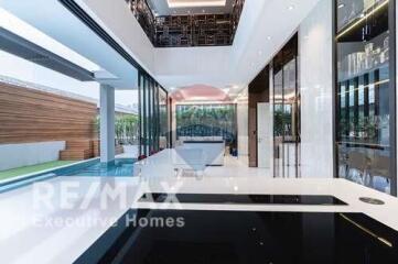 Exquisite Urban Oasis: Luxurious House with Pool in the Heart of Bangkok