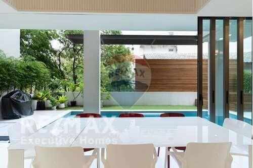Exquisite Urban Oasis: Luxurious House with Pool in the Heart of Bangkok