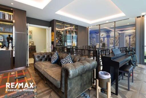 Exquisite Urban Oasis: Luxurious Townhouse with Pool in the Heart of Bangkok