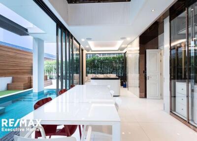 Exquisite Urban Oasis: Luxurious Townhouse with Pool in the Heart of Bangkok
