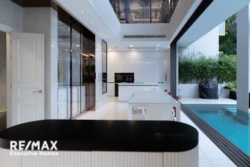 Exquisite Urban Oasis: Luxurious Townhouse with Pool in the Heart of Bangkok