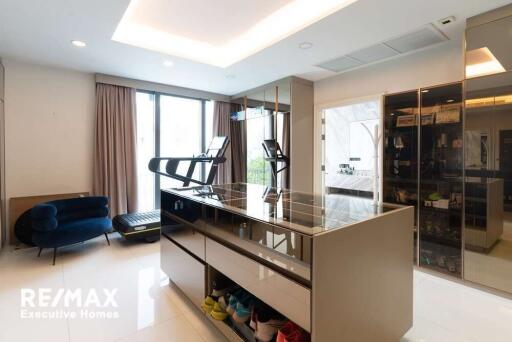 Exquisite Urban Oasis: Luxurious Townhouse with Pool in the Heart of Bangkok