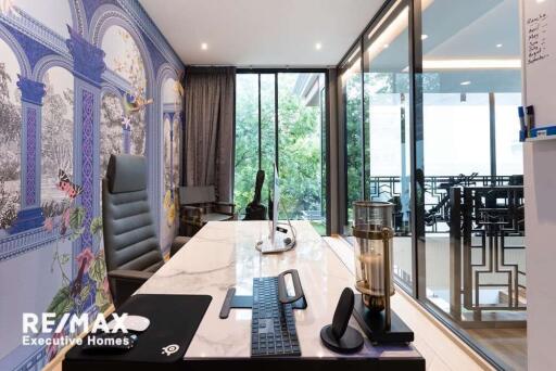 Exquisite Urban Oasis: Luxurious Townhouse with Pool in the Heart of Bangkok