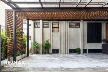For rent single house 2+1 bedrooms located close to Sukhumvit 28 and BTS Phrom Phong station.