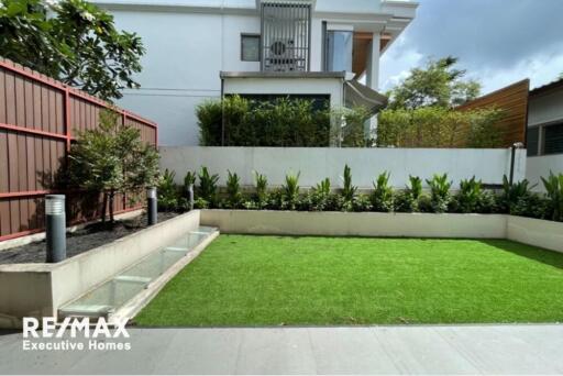 For rent  townhouse 4 bedrooms with private pool in Sukhumvit 49.