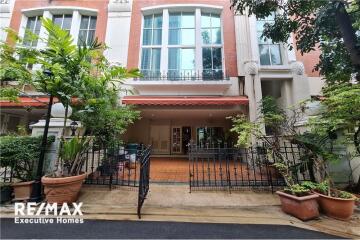 For sale special townhouse 3+1 bedrooms in Baan Klang Krung Thonglor