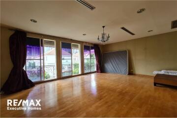 For sale special townhouse 3+1 bedrooms in Baan Klang Krung Thonglor