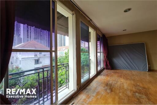 For sale special townhouse 3+1 bedrooms in Baan Klang Krung Thonglor