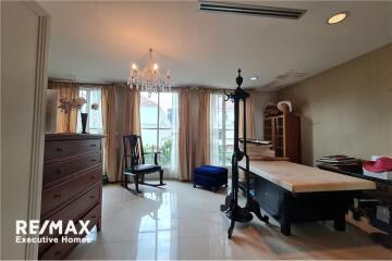 For sale special townhouse 3+1 bedrooms in Baan Klang Krung Thonglor