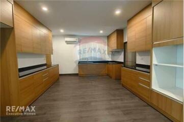 For sale single house 3 stories 4 bedrooms in Sukhumvit 65.