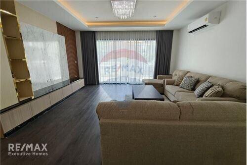 For sale single house 3 stories 4 bedrooms in Sukhumvit 65.