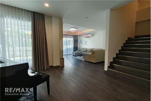 For sale single house 3 stories 4 bedrooms in Sukhumvit 65.