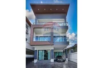 For sale single house 3 stories 4 bedrooms in Sukhumvit 65.
